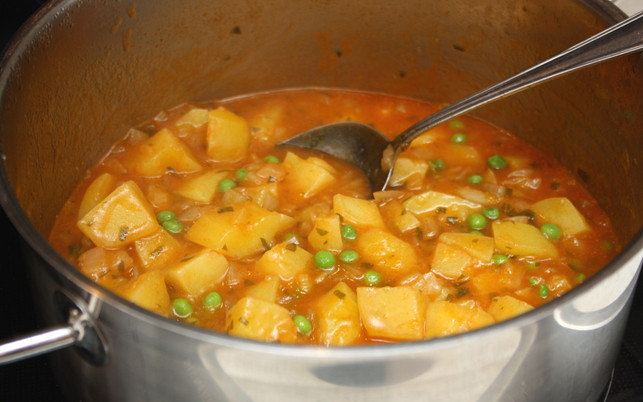 mit-erbsen-kommt-eine-zusaetzliche-portion-eiweiss-i-maria-hohenthalutopia-200420_download Mit Erbsen kommt eine zusätzliche Portion Eiweiß ins vegane Kartoffelgulasch.