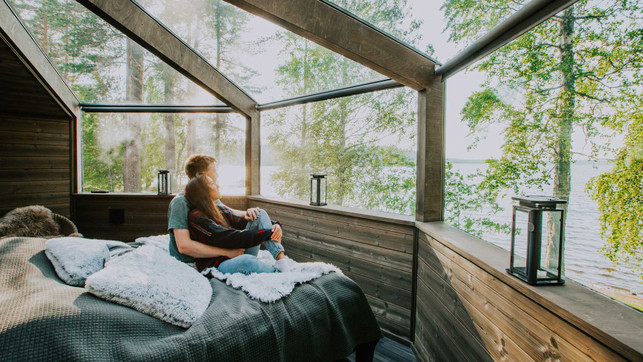 Besondere-Unterkuenfte-Option-1-c-Finnish-Lakeland-Jyvaeskylae-Region-Julia-Kivelae Die Glas-Iglus im Revontuli Resort sind ein unvergessliches Erlebnis für jede Jahreszeit.