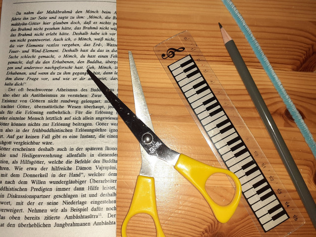 diese-materialien-brauchst-du-fuer-einen-selbstgema-utopiadechantal-gilbrich-191115_download Diese Materialien brauchst du für einen selbstgemachten Schmetterling.