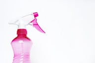 als-spruehflasche-fuer-dein-yogamattenspray-kannst-d-cc0-pixabay-mimzy-200828_download Als Sprühflasche für dein Yogamattenspray kannst du ein leeres Putzspray verwenden.