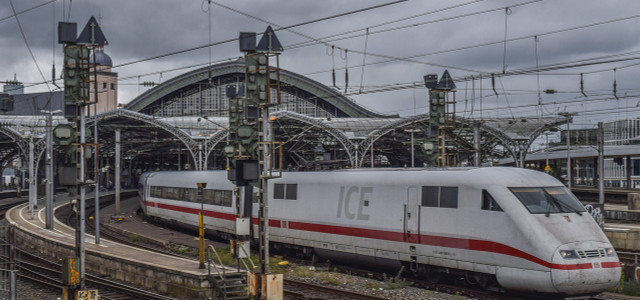 Mit dem Deutschlandticket kannst du auf ausgewählten Strecken auch in Fernverkehrszügen der Deutschen Bahn reisen.