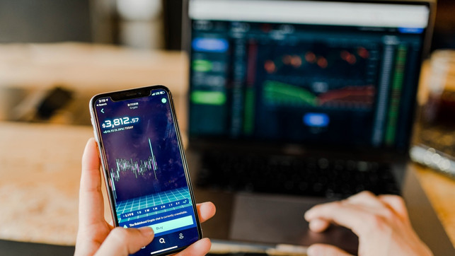 mitkleinembetragzuvermoegen-us-austin-distel-100920-1280x720 Vermögen aufbauen geht auch mit ETF-Sparplänen, die es schon mit Einsätzen ab 25 Euro pro Monat gibt.