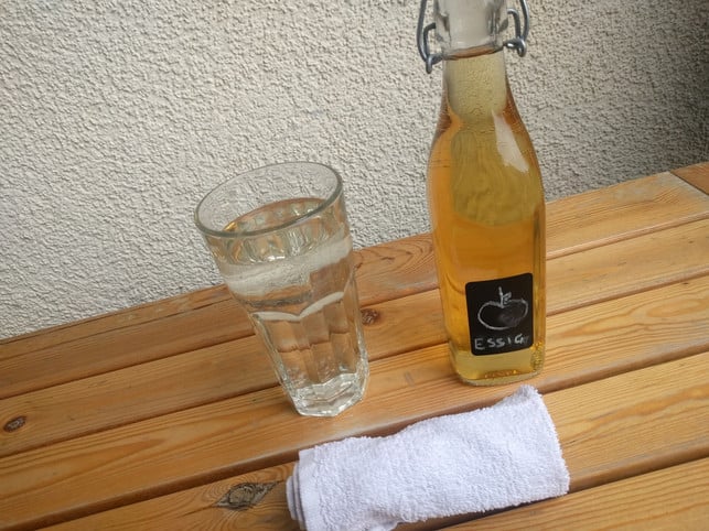 apfelessig-hilft-der-haut-dabei-zu-heilen-melanie-hagenau-utopia-180706_download Apfelessig hilft der Haut, bei Hitzepickeln zu heilen.