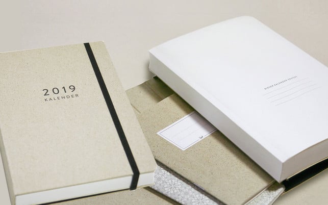 graspapier-z-kissmyworld-181122-1280x800 Schreibwaren und Kalender aus Graspapier von Kiss My World.