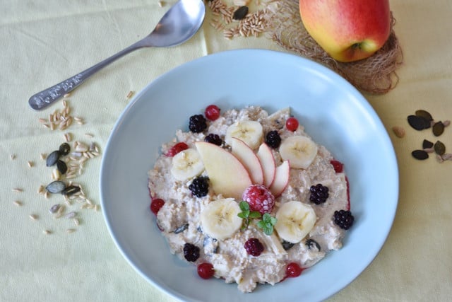 The linseed porridge tastes particularly fresh and fruity with fruit.