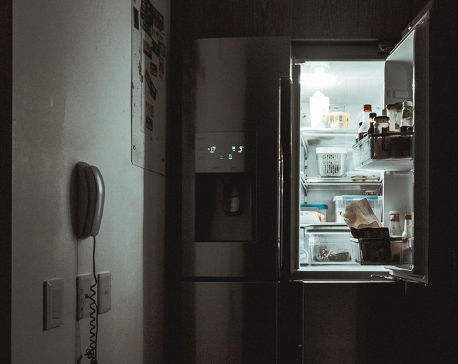 viele-lagern-kuhmilch-neben-saeften-und-sossen-in-de-cc0-unsplash-nrd-230722_download Viele lagern Kuhmilch neben Säften und Soßen in der Kühlschranktür. Doch das ist der falsche Ort.