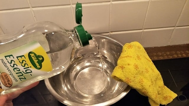 mit-essig-silikon-entfernen-sven-christian-schulz-utopia-171129_download Mit Essig kannst du Silikon entfernen.