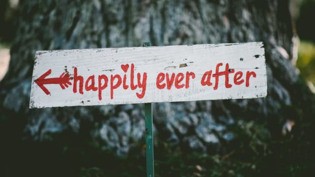Schild: Happily ever after, zuerst kommt aber die nachhaltige Hochzeit. Happily ever after - aber zuerst kommt die nachhaltige Hochzeit
