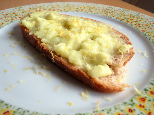 besonders-lecker-schmeckt-das-vegane-lemon-curd-w-utopia-leonie-barghorn-200526_download Besonders lecker schmeckt das vegane Lemon Curd, wenn du es zusätzlich mit frischen Zitronenzesten garnierst.