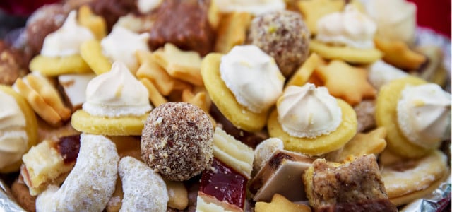 Jeden Tag Plätzchen essen: Das sind die Folgen (Foto: CC0 Public Domain / Pixabay.de – NickyPe) Verschiedene Weihnachtsplätzchen auf einem Teller