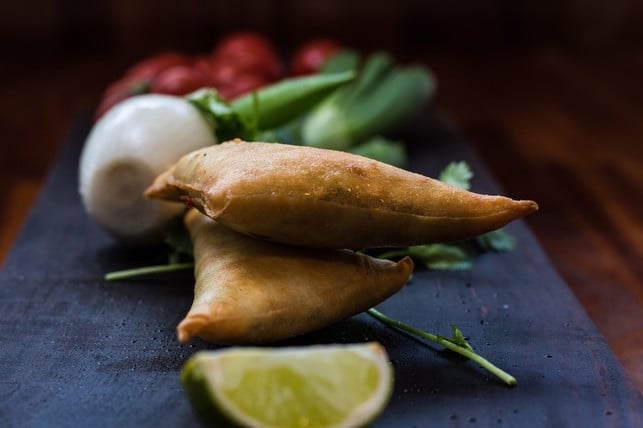 auch-fuer-samosas-brauchst-du-keine-veganen-ersatzp-cc0-pixabay-goldinpic-200320_download Auch um Samosas zu kochen brauchst du keine veganen Ersatzprodukte.