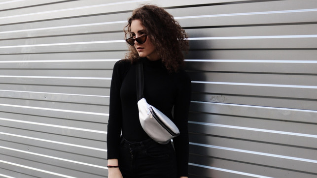 ut-kb-bauchtaschen-us-ksenia-varapaeva-211011-1280x720 Mädchen trägt silberfarbene Bauchtasche auf einem schwarzen Rollkragenpullover