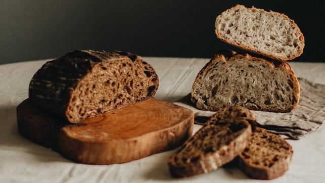 Brot, dunkel und hell Vollkornbrot oder Mehrkornbrot muss nicht besonders dunkel sein, um gesünder zu sein. Bei der dunklen Farbe wird gerne getrickst.