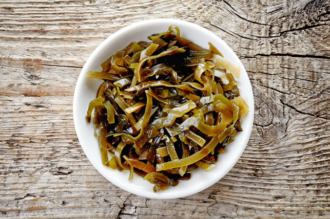 Bowl of laminaria seaweed, from above Agar-Agar wird aus getrockneten Algen hergestellt.