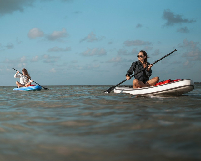 stand-up-paddeln-kannst-du-zusammen-mit-freundinn-cc0-pixabay-irockerpaddleboardau-210801_download Stand-up-Paddeln kannst du zusammen mit Freund:innen.