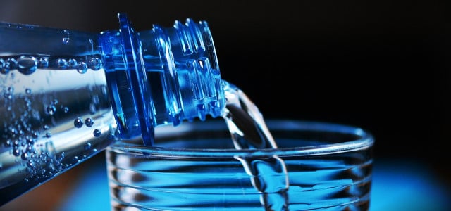 Schlecht werden kann Mineralwasser in der Flasche nicht - es verliert mit der Zeit aber an Qualität.