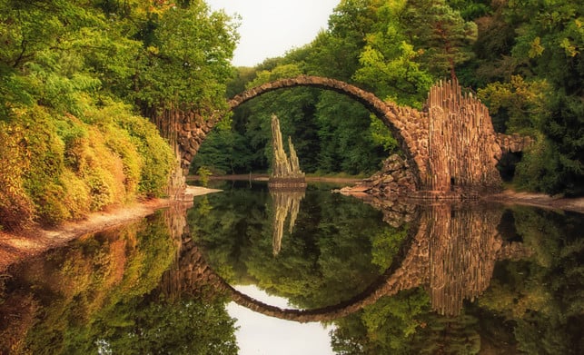 die-rakotzbruecke-erreichst-du-von-berlin-und-dresd-cc0--pixabay--herbert2512-251026_download Die Rakotzbrücke erreichst du von Berlin und Dresden in circa drei Stunden mit dem Deutschlandticket.