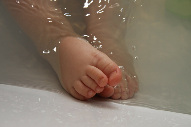 nach-dem-baden-deines-babys-kannst-du-etwas-ringel-cc0-pixabay-amyelizabethquinn-190712_download Nach dem Baden deines Babys kannst du etwas Ringelblumensalbe auf trockene Hautstellen auftragen.