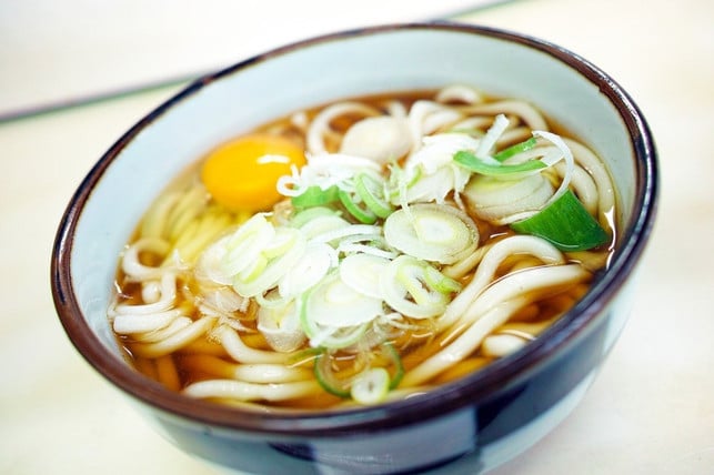low-carb-asiatische-suppe-mit-sojanudeln-cc0-pixabay-takedahrs-191122_download Low-Carb: Asiatische Suppe mit Sojanudeln.
