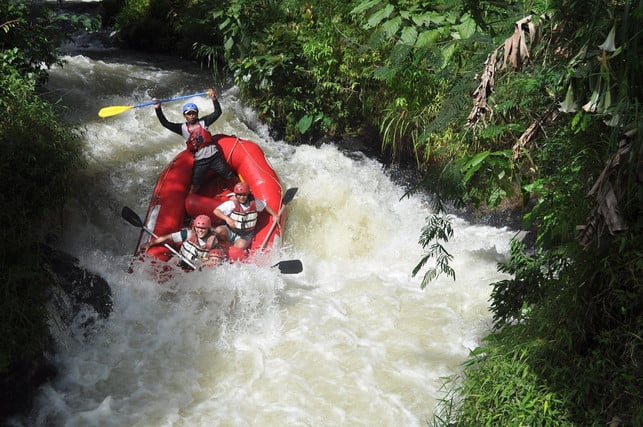beim-white-water-rafting-ist-das-wasser-sehr-beweg-cc0-pixabay-xantov-230630_download Beim White Water Rafting ist das Wasser sehr bewegt und erscheint daher weiß.