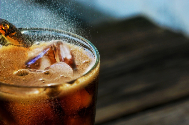 leere-kalorien-stecken-auch-in-softdrinks-cc0-pixabay-lernestorod-230418_download Leere Kalorien stecken auch in Softdrinks.
