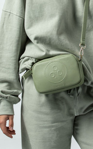 vegane-handtasche-mimi-miomojo-220503-500x800-1 Die kleine vegane Handtasche Mimi von Miomojo gibt es in vier verschiedenen Farben.