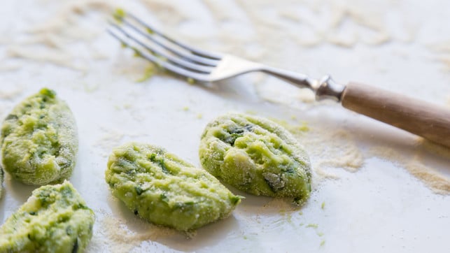 Gnocchi with wild garlic is Prepared Mit einer Gabel drückst du das typische Muster in die Gnocchis.