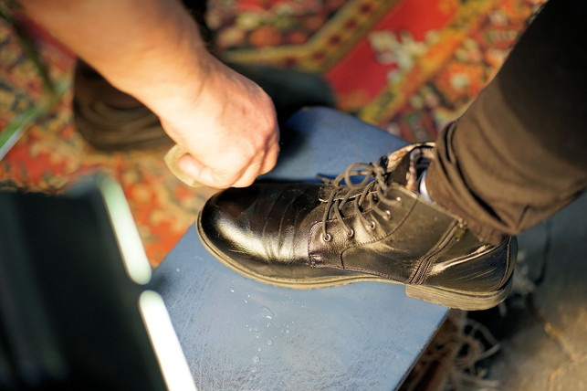 mit-schuhwachs-kannst-du-wanderschuhe-pflegen-die-cc0-pixabay-webandi-220327_download Mit Schuhwachs kannst du Wanderschuhe pflegen, die komplett oder teilweise aus Leder bestehen.