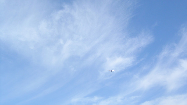 Cirrus-mit-Flugzeug-wikicommons-20190924-1280x720 Cirrus-mit-Flugzeug
