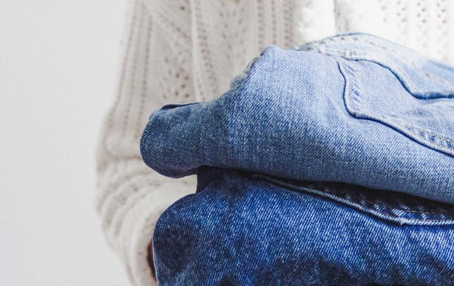 Capsule Wardrobe: 10 Essentials für den minimalistischen Kleiderschrank capsule wardrobe jeans