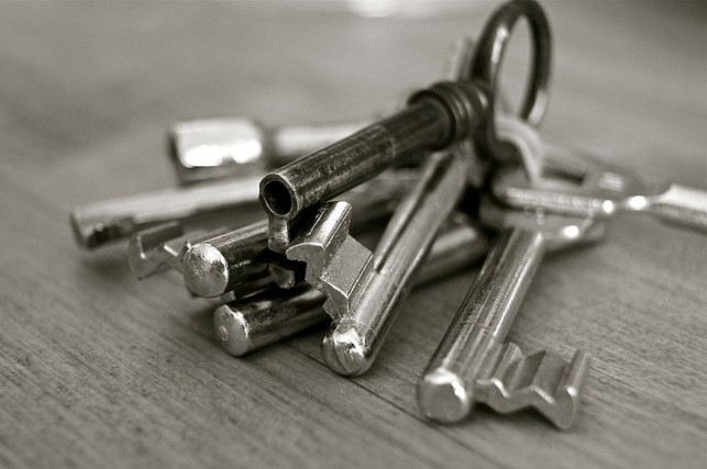 schluessel-und-andere-haushaltsgegenstaende-ertasten-cc0-pixabay-weinstock-201215_download Schlüssel und andere Haushaltsgegenstände ertasten: Ein lustiges Silvesterspiel für Erwachsene und Kinder.