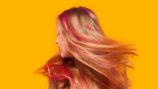 Young woman with dyed hair in motion haarfarbe entfernen