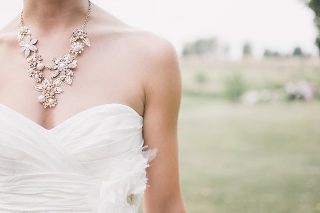 mit-dem-passenden-schmuck-kreierst-du-aus-deinem-g-cc0-pixabay-scottwebb-200818_download Mit dem passenden Schmuck kreierst du aus deinem gebrauchten Brautkleid ein Einzelstück.