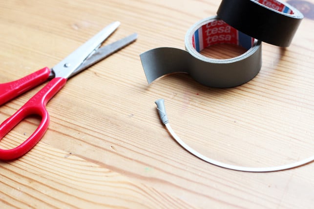 den-buegel-bh-kannst-du-mit-klebeband-reparieren-jana-fischer-utopia-201011_download Den Bügel-BH kannst du mit Klebeband reparieren.