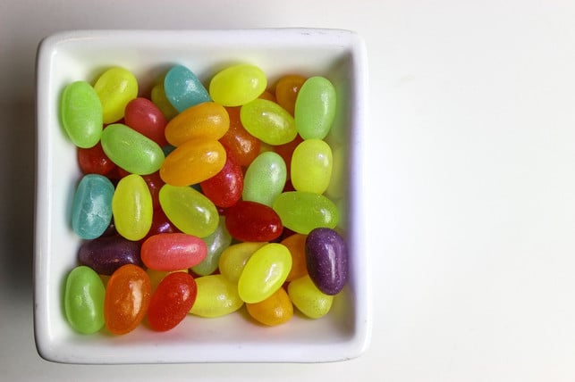 die-gelbe-farbe-in-suessigkeiten-kann-mit-chinoling-cc0pixabayogutier-210310_download Die gelbe Farbe in Süßigkeiten kann mit Chinolingelb gefärbt sein.
