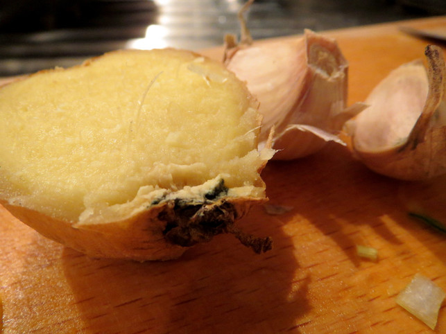 ingwer-und-knoblauch-machen-das-nasi-goreng-schoen-utopia-leonie-barghorn-190310_download Ingwer und Knoblauch machen das Nasi Goreng schön würzig.