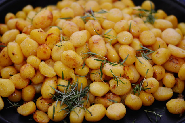 kleine-kartoffeln-kannst-du-im-ganzen-verarbeiten-cc0-pixabay-congerdesign-190917_download Kleine Kartoffeln kannst du im Ganzen zu Rosmarinkartoffeln vom Blech verarbeiten – große zerkleinerst du besser.