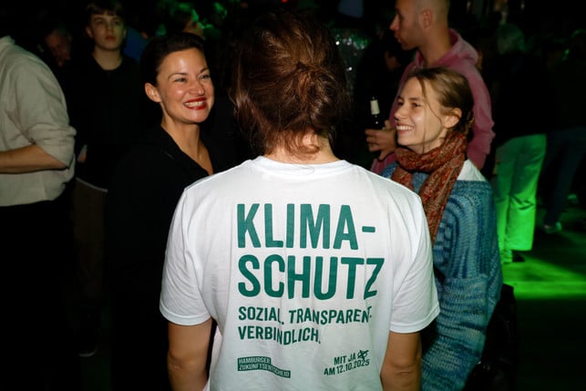 Volksentscheid in Hamburg: Klimaneutral bis 2040 Unterstützerinnen und Unterstützer stehen in dem Lokal in dem die Wahlparty der Initiative «Hamburger Zukunftsentscheid» stattfindet.
