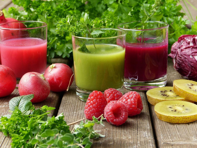 gemuese-oder-obstsaefte-sind-gesund-lecker-und-sch-cc0-pixabay-silviarita-220502_download Gemüse- oder Obstsäfte sind gesund, lecker und schmücken des Tisch beim Muttertagsfrühstück.