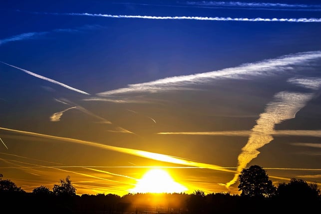 dass-sich-weisse-streifen-am-himmel-voneinander-unt-cc0-pixabay-myriams-fotos-230819_download Dass sich weiße Streifen am Himmel voneinander unterscheiden, ist kein Beleg für Chemtrails.