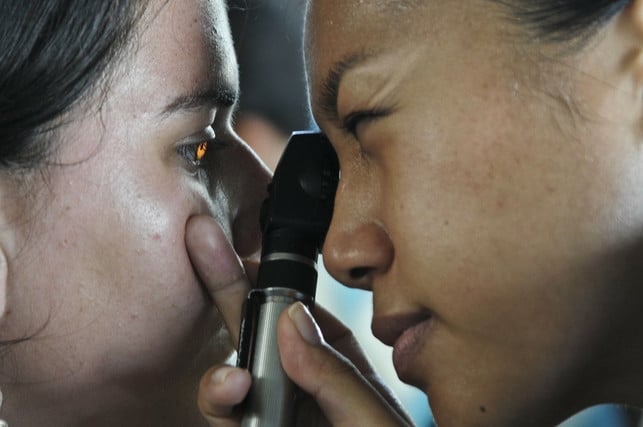 With pointed foreign bodies in the eye, you should go into medical treatment.