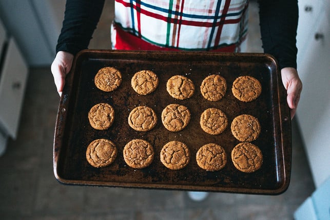 backblech-statt-backpapier-us-cc0-nathan-dumlao-2101028-1280x800 Oft braucht man weder Backpapier noch Backmatte oder Dauerbackfolie – ein gut gefettetes Backblech reicht.