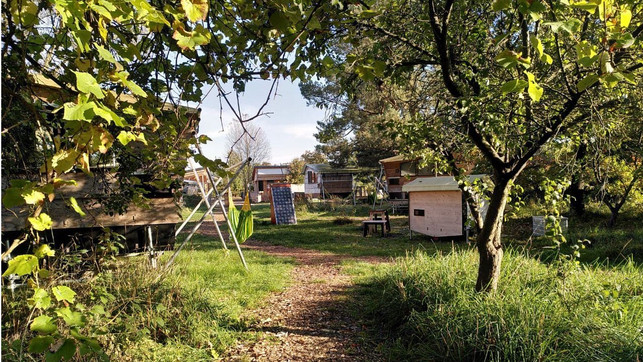 destinature-dorf-huetten-natur-jw-utopia-211102-1280x720-1 Das Urlaubsdorf Destinature Dorf liegt mitten in der Natur.