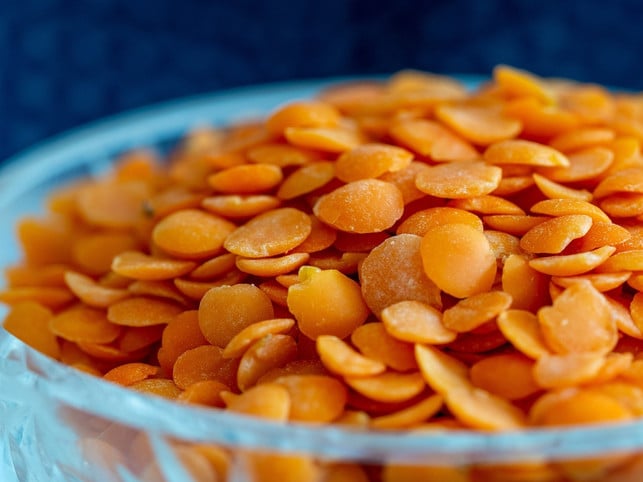 ganze-linsen-kannst-du-super-als-veganes-hack-in-b-cc0-pixabay-martin_hetto-231110_download Ganze Linsen kannst du super als veganes Hack in Bolognese verwenden.