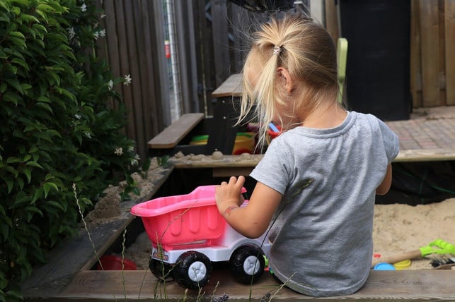 ein-sandkasten-bildet-eine-schoene-kinderecke-fuer-d-cc0-pixabay-marjonbesteman-200615_download Ein Sandkasten bildet eine schöne Kinderecke für deine Gartenparty.