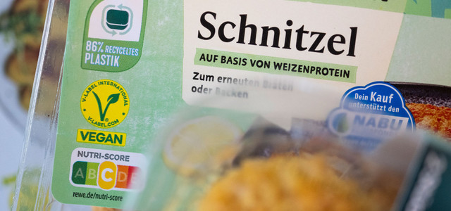 Verpackung eines veganen Schnitzels auf Basis von Weizenprotein mit dem Hinweis auf 86 % recyceltes Plastik, dem V-Label für vegane Produkte und einem Nutri-Score C.