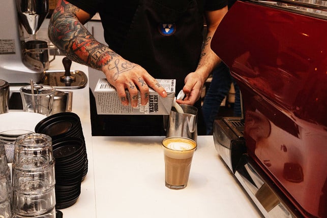 Oatly-barista-z-oatly.190416-1280x800