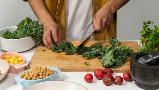 Nur ein Prozent der Boomer ernährt sich vegan - bei der Gen Z sieht es ganz anders aus Boomer Gen Z vegan