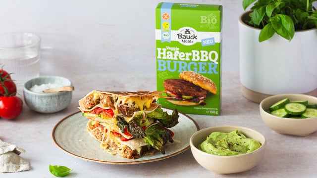 Hafer BBQ Burger trifft auf Wrap – So lecker kann man vegane Burger ...