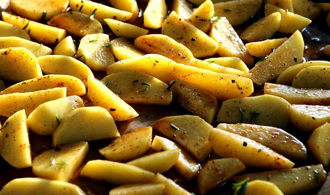 knoblauch-kartoffeln-vor-dem-backen-cc0-pixabay-moerschy-200619_download Knoblauch-Kartoffeln vor dem Backen.